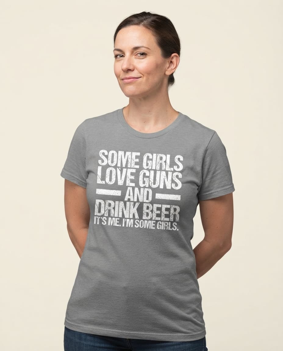 Lustiges Bier T-Shirt mit dem Aufdruck „Some Girls Love Guns And Drink Beer It's Me. I'm Some Girls.“